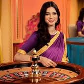 dk7 Poker Texas Hold'em Table ကတ်ချပ်များ Community Cards ဖြင့် Myanmar ကစားသမားများ ပြိုင်ကစားနေသောမြင်ကွင်း
